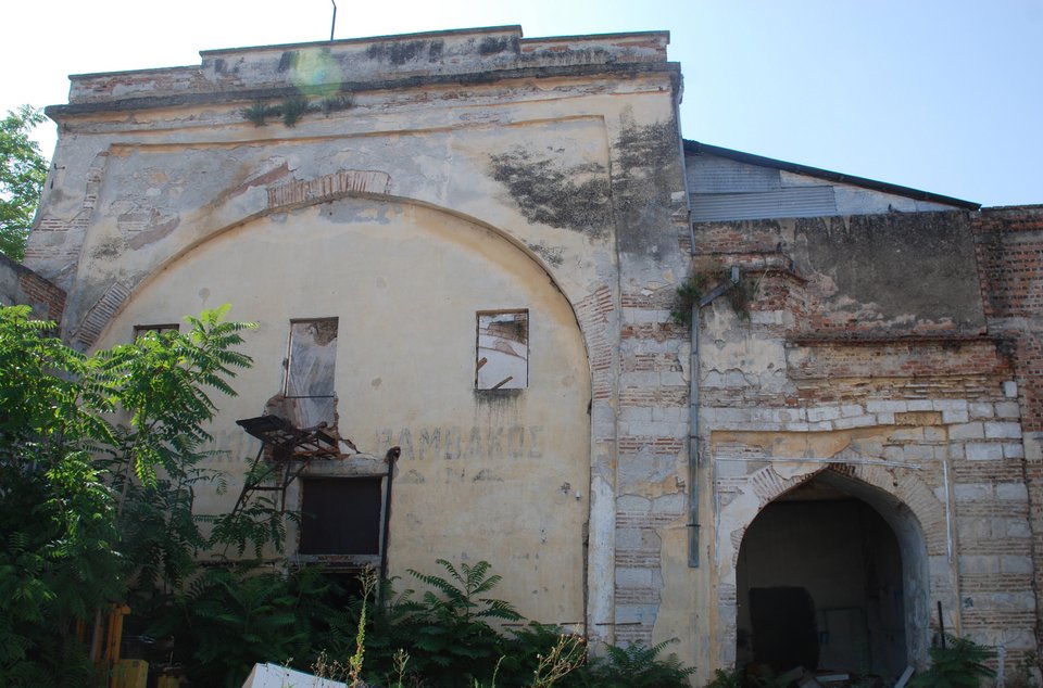 Πρόκειται για ένα μεγάλων διαστάσεων κτήριο με κάτοψη σχήματος «Τ»