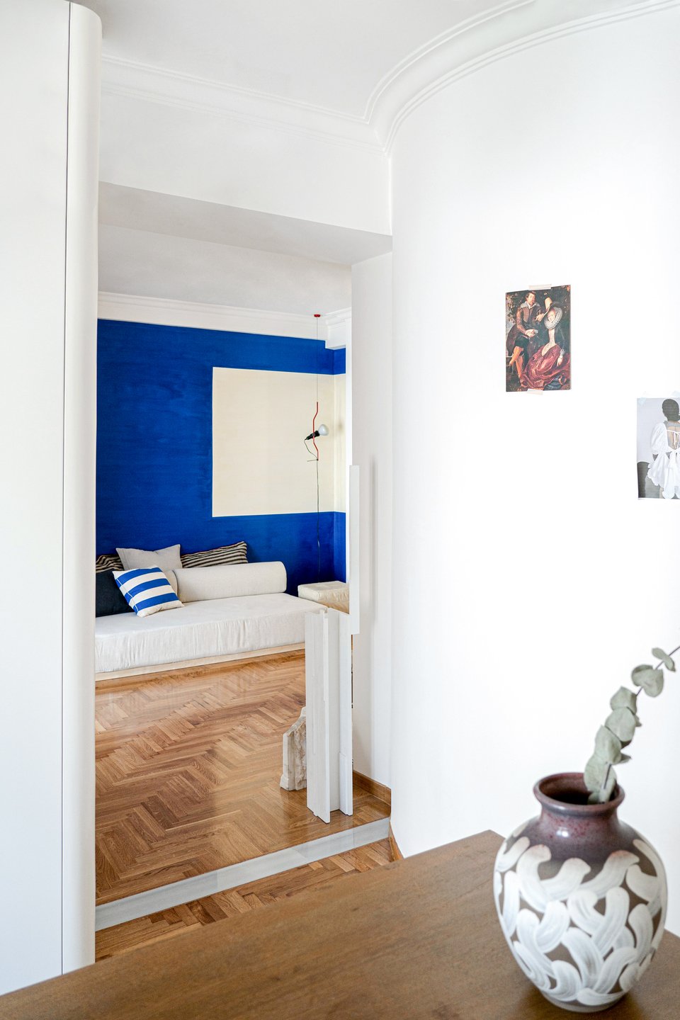Το daybed στο καθιστικό κατασκευάστηκε μετά από παραγγελία.