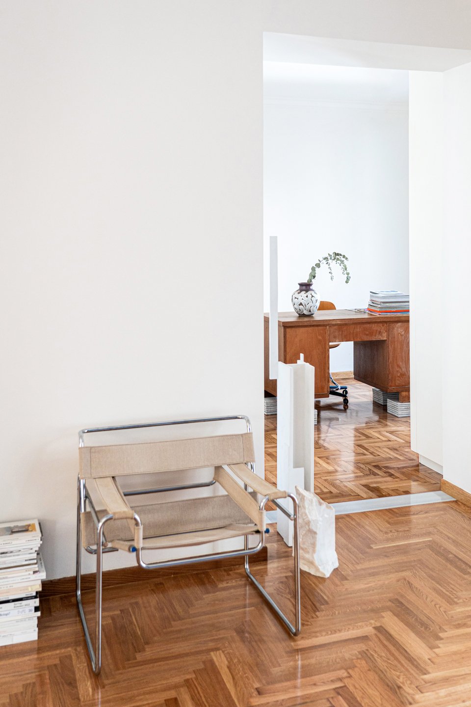 Mια πολυθρόνα τύπου Eileen Gray.