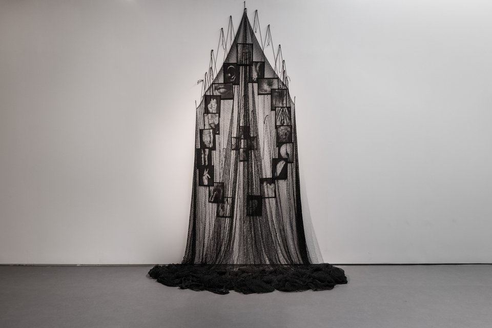 Άποψη εγκατάστασης έκθεσης: ΓΥΝΑΙΚΕΣ, Μαζί Συλλογή ΕΜΣΤ, έργο της Annette Messager/ Μέρος της Δωρεάς της Συλλογής Δ.Δασκαλόπουλου. Φωτογραφία: Πάρις Ταβιτιάν