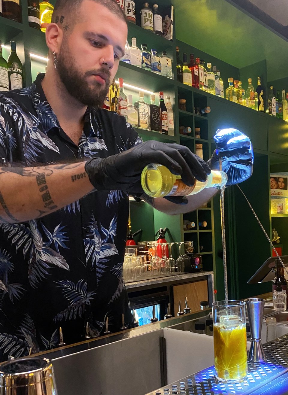 Το κουτάλι βοηθά ώστε το ανθρακικό του τόνικ να είναι πιο έντονο και το αναψυκτικό να έχει μεταλλική γεύση.