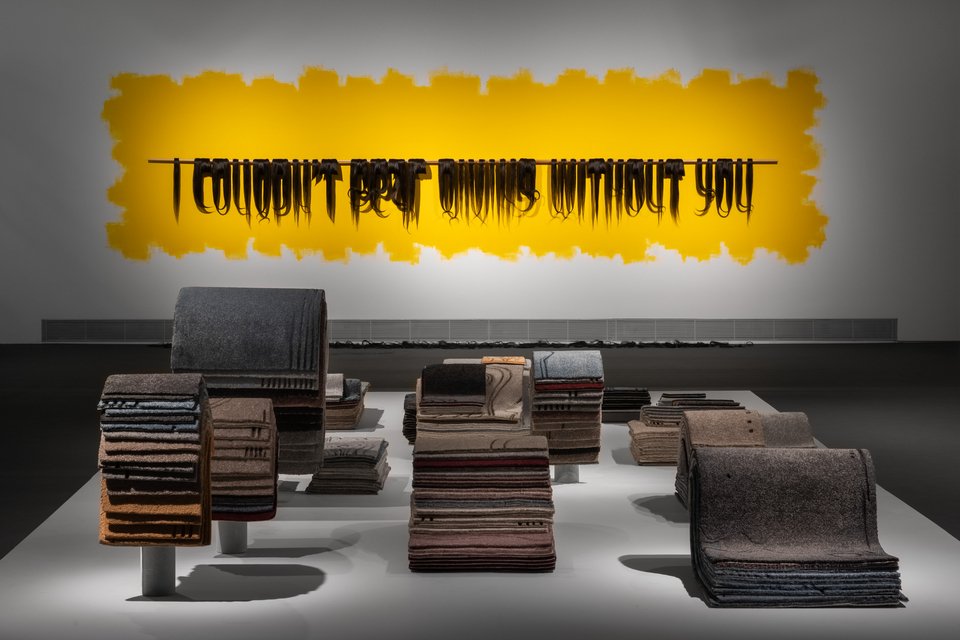 Άποψη εγκατάστασης έκθεσης: ΓΥΝΑΙΚΕΣ, Μαζ.  Συλλογή ΕΜΣΤ, έργα των Hera Büyüktaşcıyan και Μαρίας Τσάγκαρη. Φωτογραφία: Πάρις Ταβιτιάν