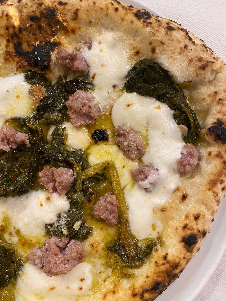 H πίτσα Salsiccia e friarielli με ναπολιτάνικο μπρόκολο και λουκάνικο / Φωτογραφία: Μάνος Λειβαδάρος/iefimerida