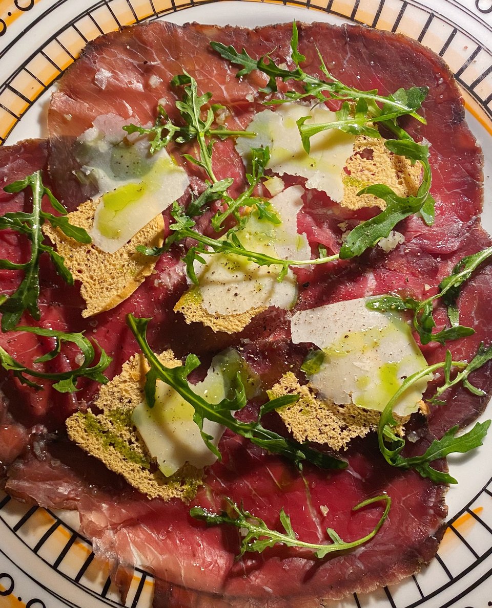 Το καρπάτσιο του Ami με μπρεζάολα, πεκορίνο ρομάνο, λεμόνι confit και αρωματικό λάδι  / Φωτογραφία: Μάνος Λειβαδάρος/iefimerida 