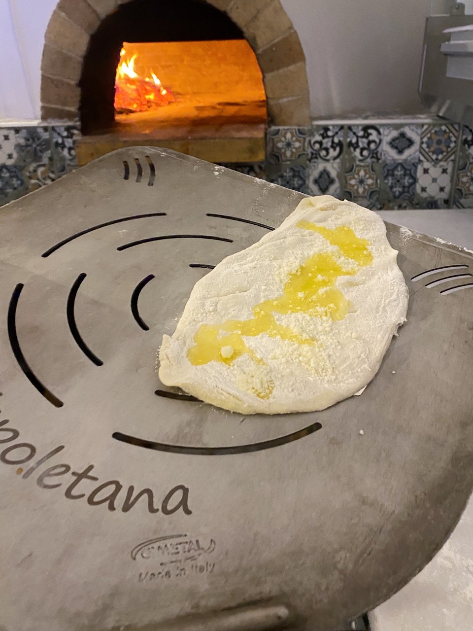 H φοκάτσια πριν μπει στον ξυλόφουρνο / Φωτογραφία: Μάνος Λειβαδάρος/iefimerida