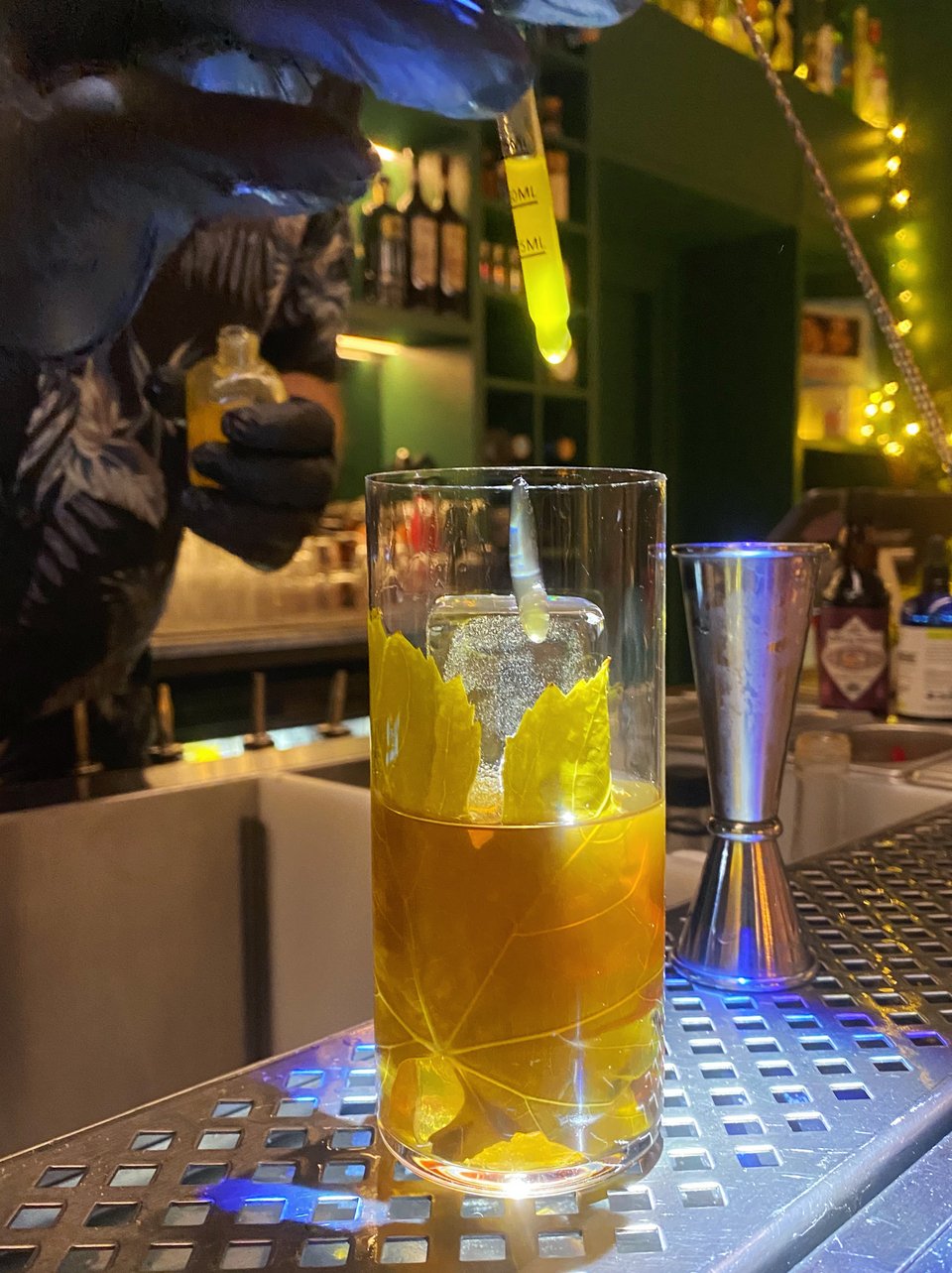 Φτιάχνοντας το κοκτέιλ Godfather με αμπελόφυλλο. 