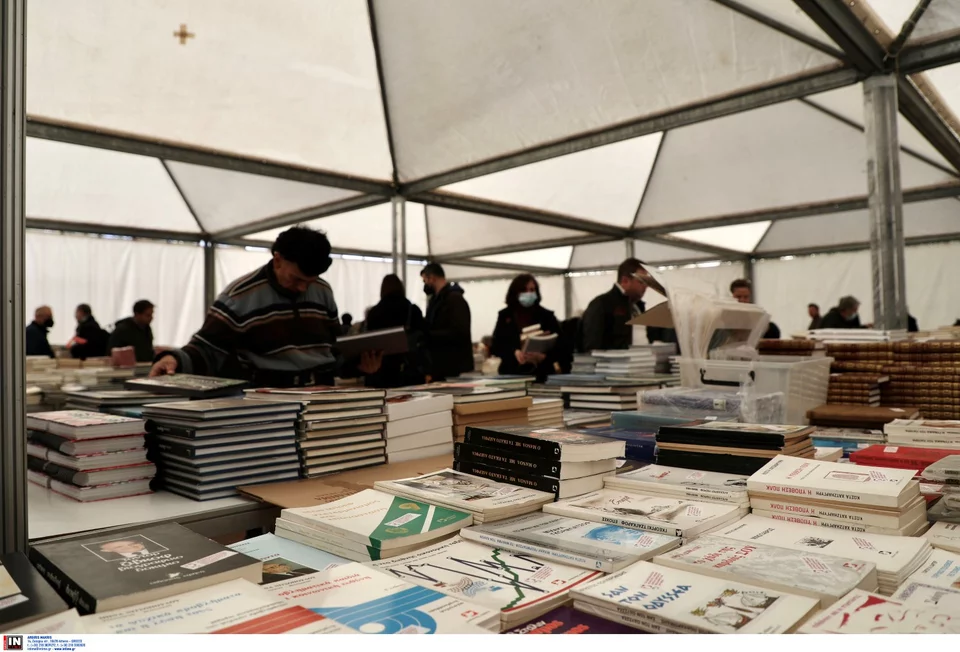 Άρχισε το Παζάρι Βιβλίου στην Κλαυθμώνος -200 εκδότες και αμέτρητα βιβλία  από 1 ευρώ [εικόνες] - iefimerida.gr