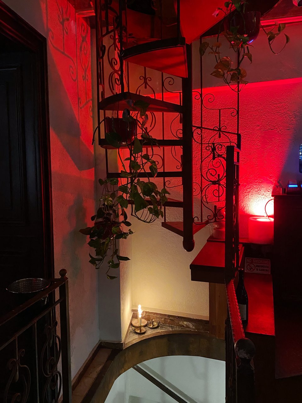 Η μεταλλική σκάλα του Ami που οδηγεί στην κουζίνα και στο πατάρι / Φωτογραφία: Μάνος Λειβαδάρος/iefimerida 