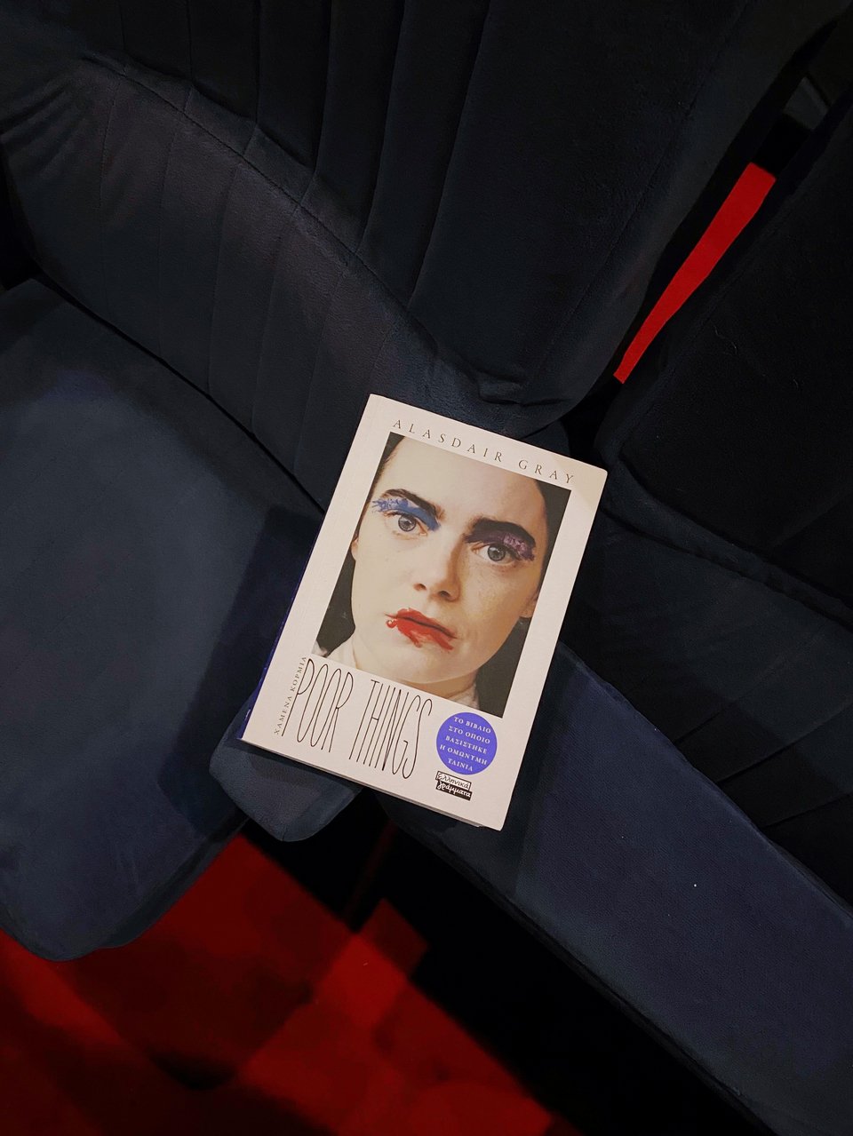 Το βιβλίο Poor Things του Alasdair Grey κυκλοφορεί στα ελληνικά από τις εκδόσεις Ελληνικά Γράμματα. 