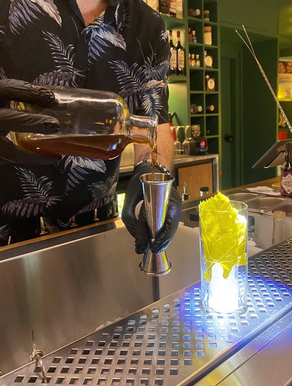 Το κοκτέιλ Godfather φτιάχνεται με ισπανικό ουίσκι ενισχυμένο με κρασί. 