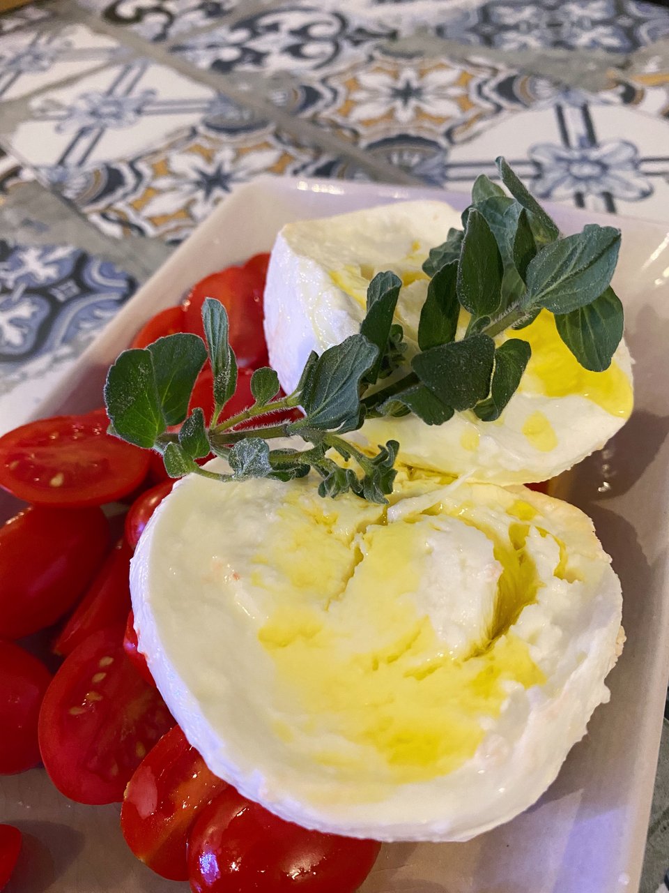 Η ιταλική caprese με ντοματίνια και βουβαλίσια μοτσαρέλα  / Φωτογραφία: Μάνος Λειβαδάρος/iefimerida