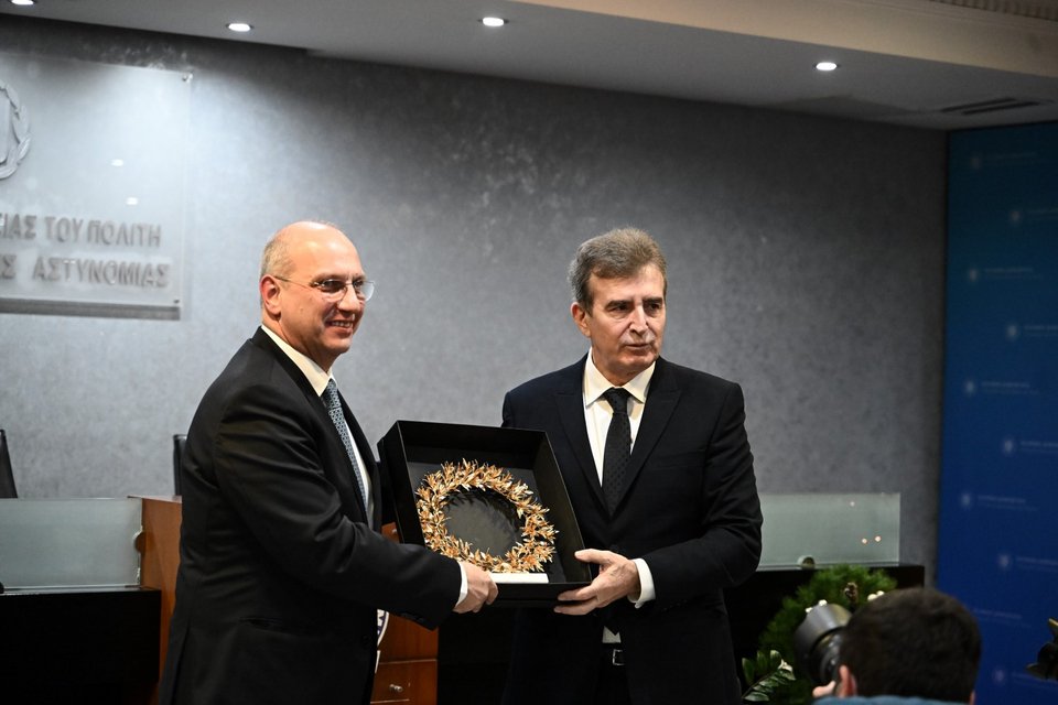 Γιάννης Οικονόμου και Μιχάλης Χρυσοχοΐδης κατά την παράδοση-παραλαβή στο υπουργείο Προστασίας του Πολίτη / Φωτογραφία: Eurokinissi-ΜΠΟΛΑΡΗ ΤΑΤΙΑΝΑ