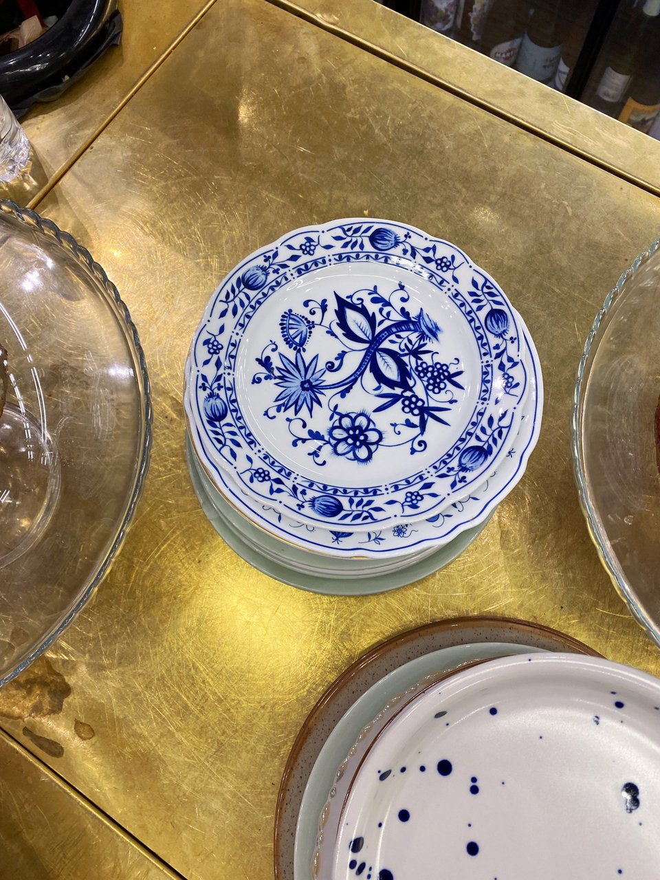 Τα vintage πιάτα στο «Ρίνι» κάνουν statement / Φωτογραφία: Μάνος Λειβαδάρος/iefimerida