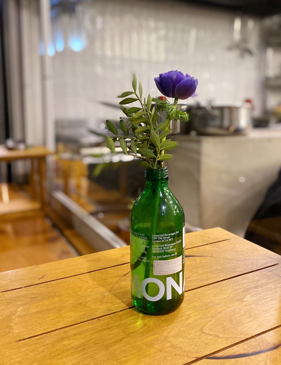 Κατά μήκος της τζαμαρίας υπάρχουν ξύλινοι πάγκοι για ποτό και φαγητό στο πεζοδρόμιο μπροστά από το «Ρίνι» / Φωτογραφία: Μάνος Λειβαδάρος/iefimerida