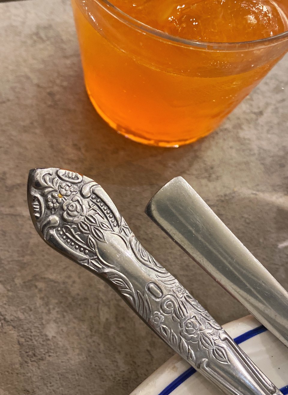 Vintage μαχαιροπίρουνα από τη μητέρα της Μαρίνας / Φωτογραφία: Μάνος Λειβαδάρος/iefimerida