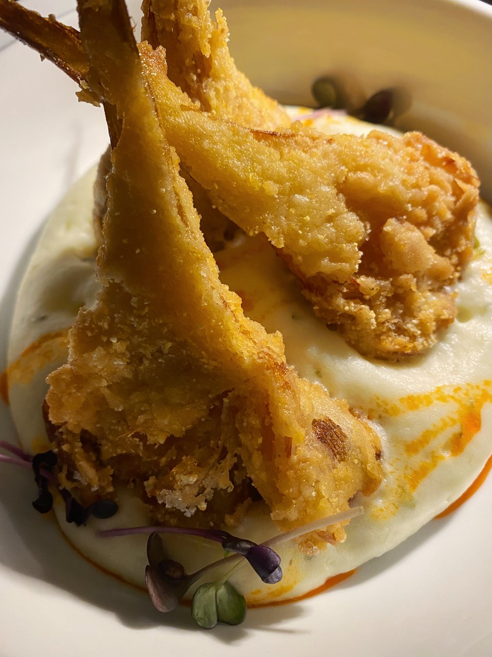 Ένα απολαυστικό ορεκτικό με παναρισμένες αγκινάρες σε espuma πατάτας  / Φωτογραφία: Μάνος Λειβαδάρος/iefimerida 