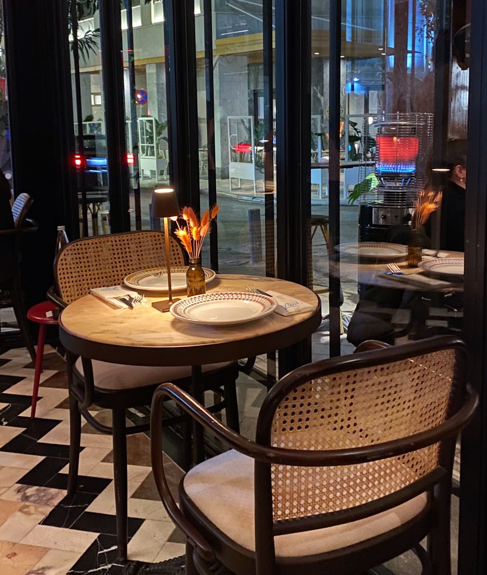 Τα χαρακτηριστικά μαρμάρινα τραπεζάκια του Ami, του πιο κομψού μπιστρό της Βουλής και της Απόλλωνος / Φωτογραφία: Μάνος Λειβαδάρος/iefimerida 