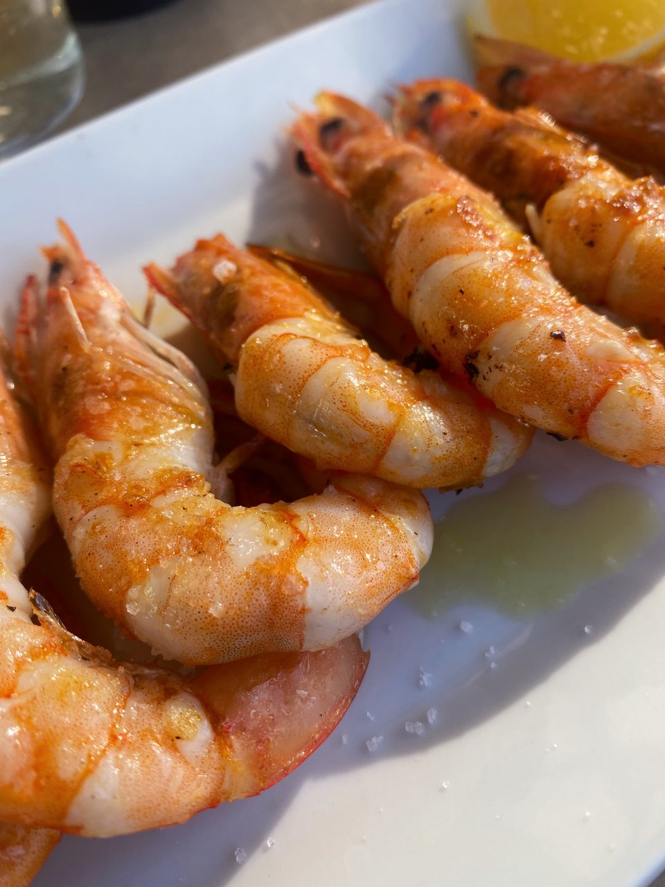 Γαρίδες ψητές πασπαλισμένες με λάδι και χοντρό αλάτι. 