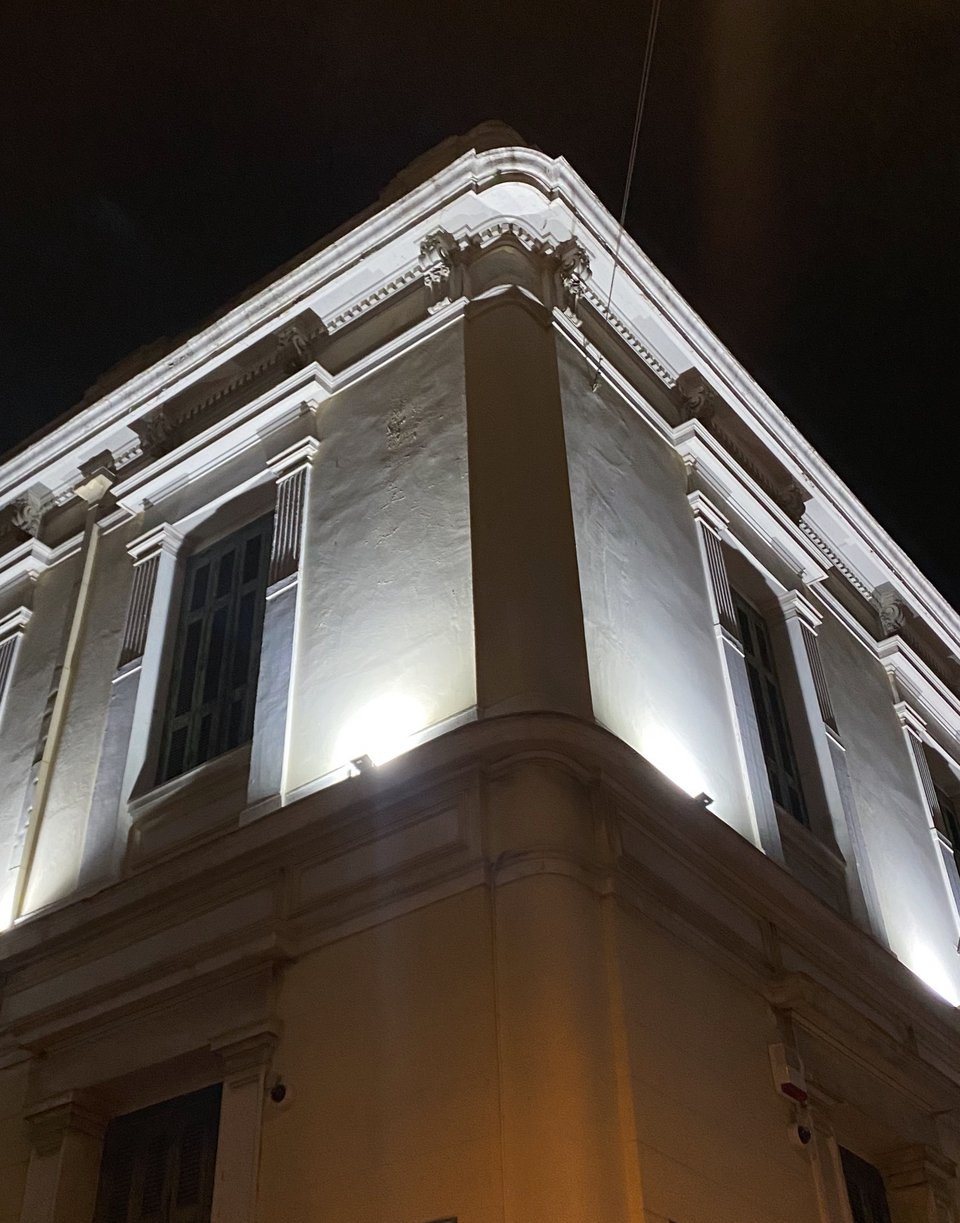 H περιοχή γύρω από το Αρχαιολογικό Μουσείο έχει υπέροχα νεοκλασικά κτίρια / Φωτογραφία: Μάνος Λειβαδάρος/iefimerida