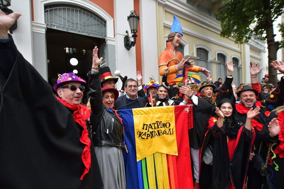 Aπό την περσινή παράδοση του καρναβαλικού λαβάρου