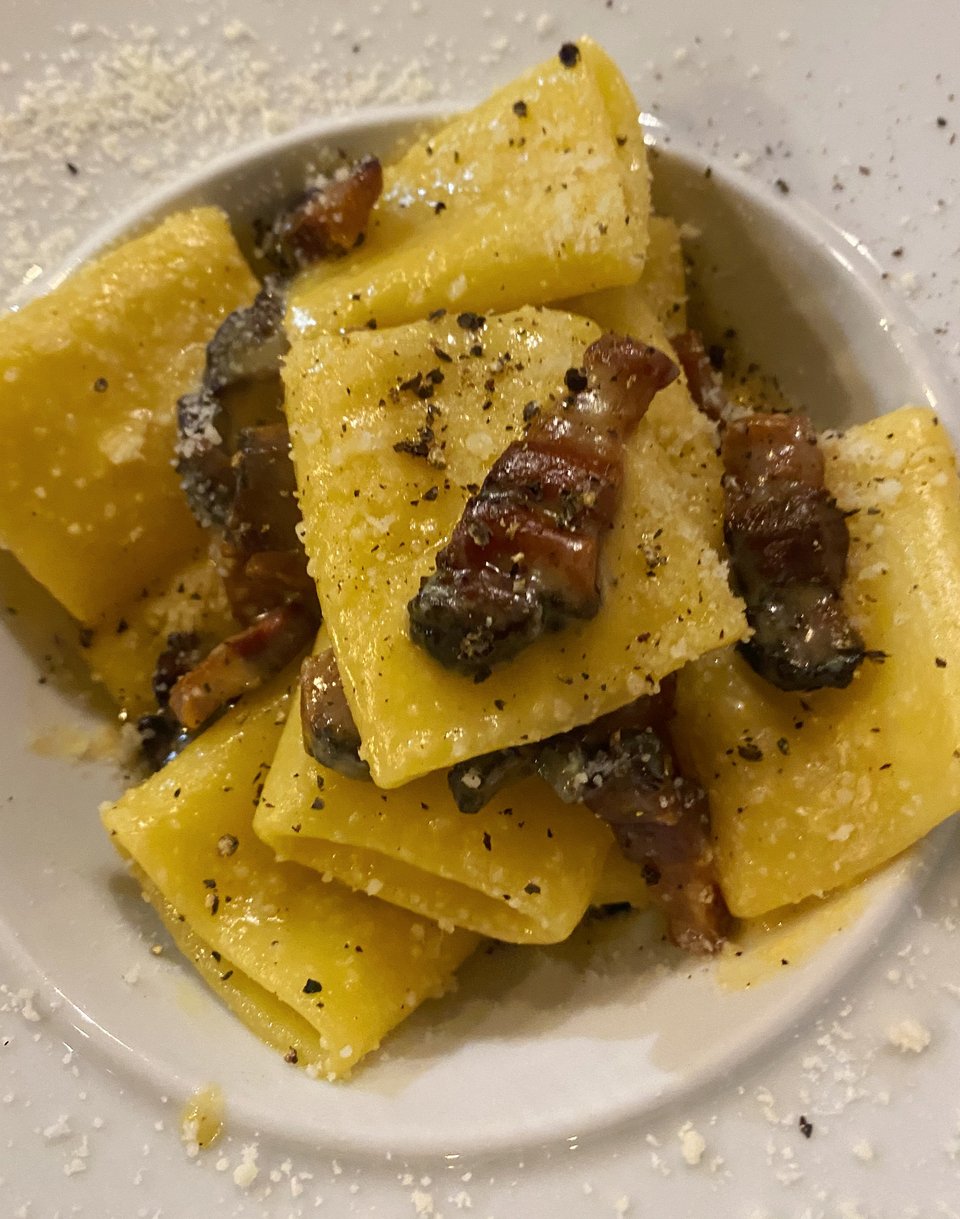 Καρμπονάρα με πεκορόνο, κρόκο αυγού και αλλαντικό guanciale  / Φωτογραφία: Μάνος Λειβαδάρος/iefimerida