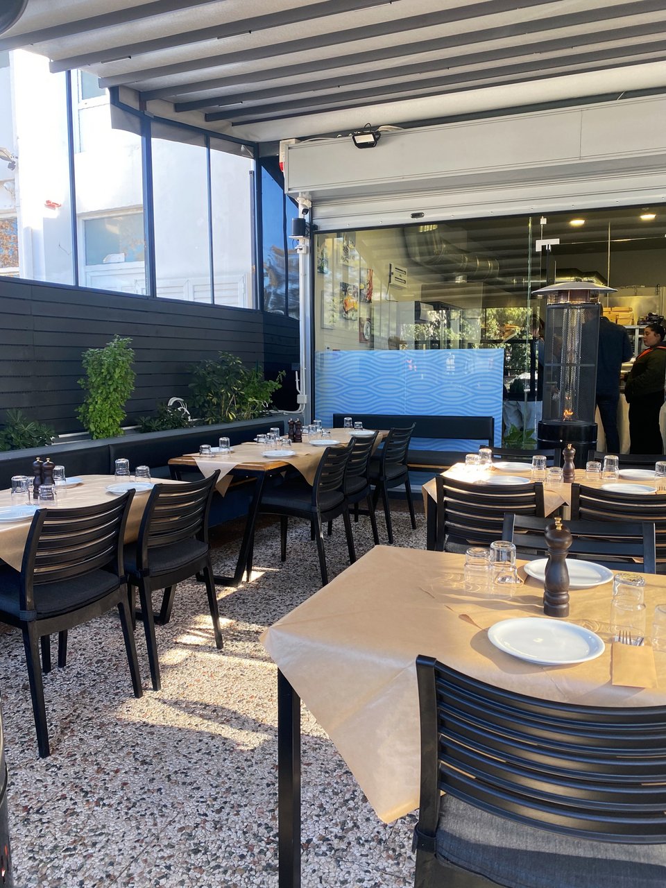 O σκεπαστός εξωτερικός χώρος του Polpo. 