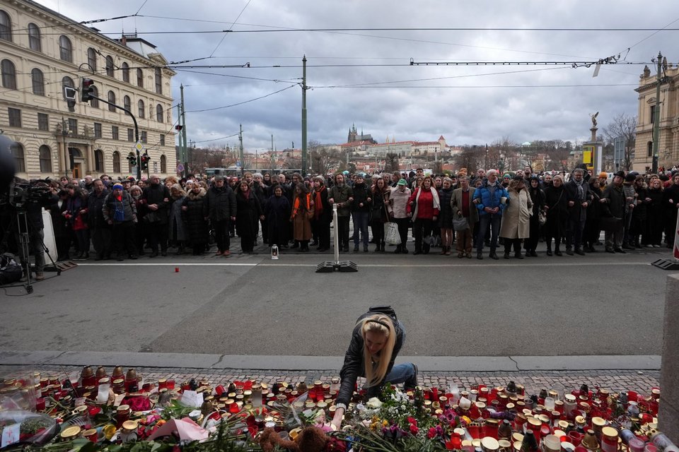 Χιλιάδες άνθρωποι τίμησαν την μνήμη των 14 θυμάτων που δολοφονήθηκαν μετά από ένοπλη επίθεση φοιτητή λίγο πριν τα Χριστούγεννα / Φωτογραφία: AP