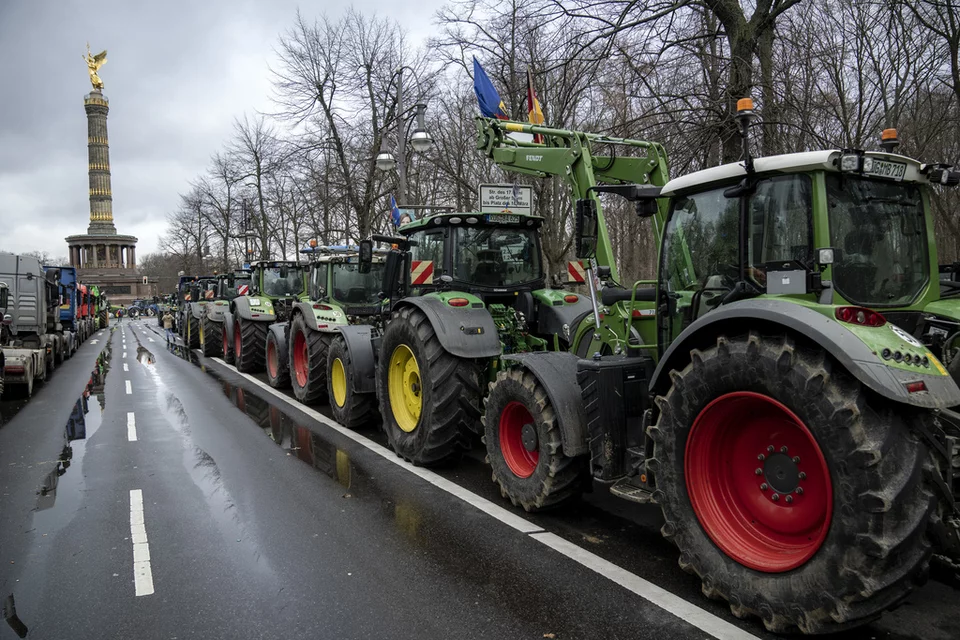Βρυξέλλες: Υπό πίεση από αγανακτισμένους αγρότες, μήνες πριν τις Ευρωεκλογές - ΦΩΤΟ