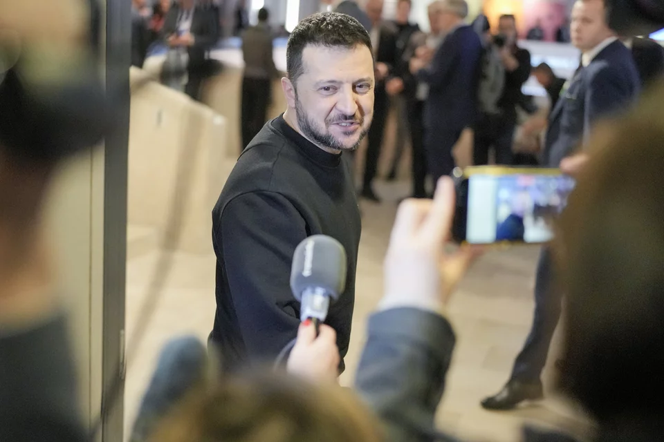Φορώντας το συνηθισμένο σκούρο πουλόβερ και το χακί παντελόνι, ο Βολοντίμιρ Ζελένσκι έγινε δεκτός στην πρωινή συνεδρίαση κεκλεισμένων των θυρών «CEOs for Ukraine»