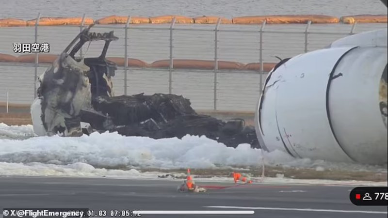 Τα αποκαϊδια του αεροσκάφους της JAL στο αεροδρόμιο Χανέντα του Τόκιο