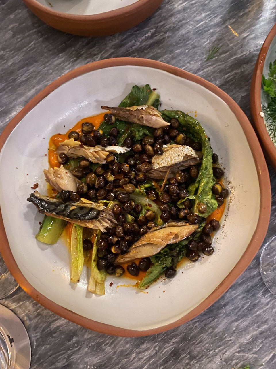 Μαύρο ρεβύθι με καπνιστό σκουμπρί. 