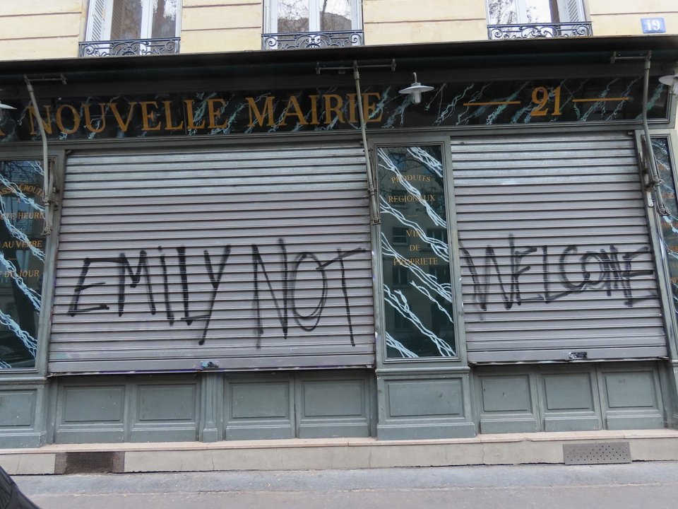 Η Έμιλυ δεν είναι ευπρόσδεκτη στο Παρίσι