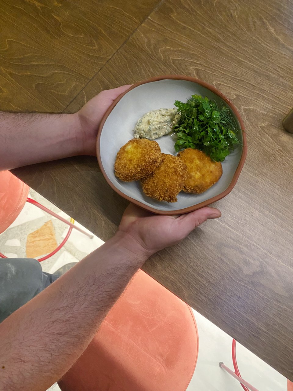 Fish cakes με μπακαλιάρο και σως ταρτάρ. 