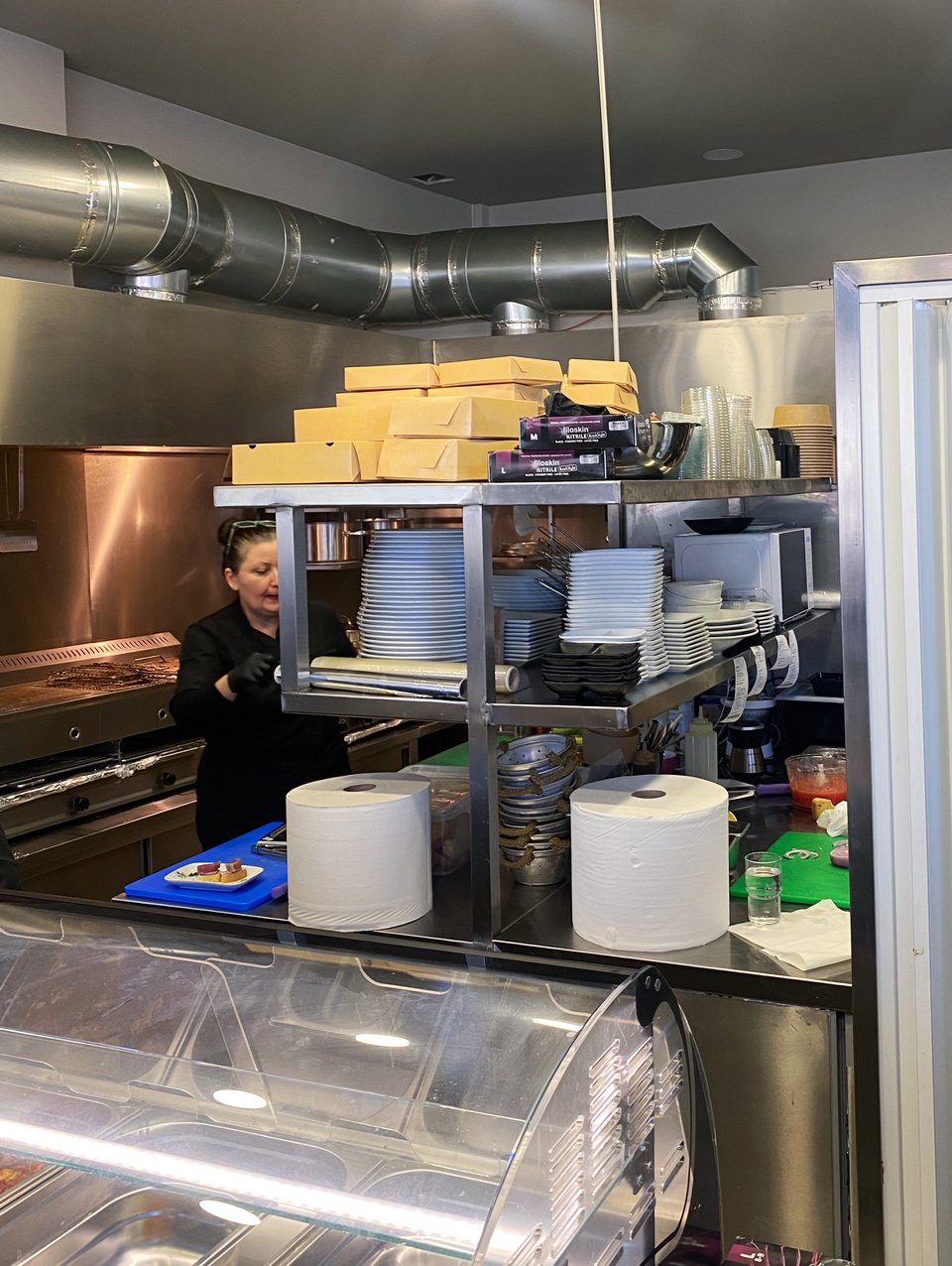 Άποψη από ένα τμήμα της μεγάλης κουζίνας του Polpo. 