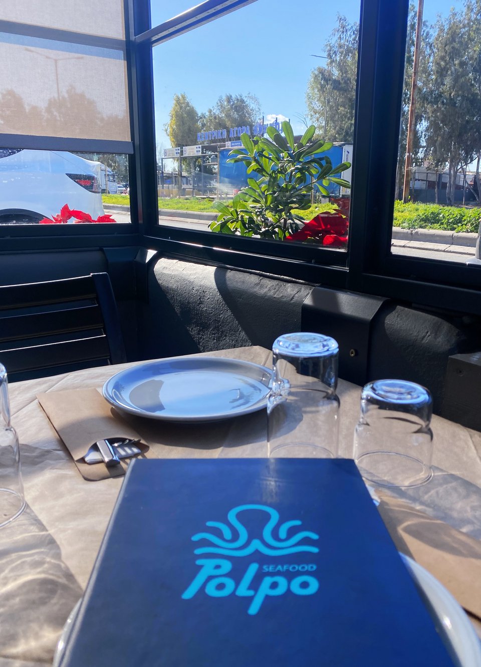 Από το τραπέζι φαίνεται η κεντρική πύλη της Λαχαναγοράς του Ρέντη. 