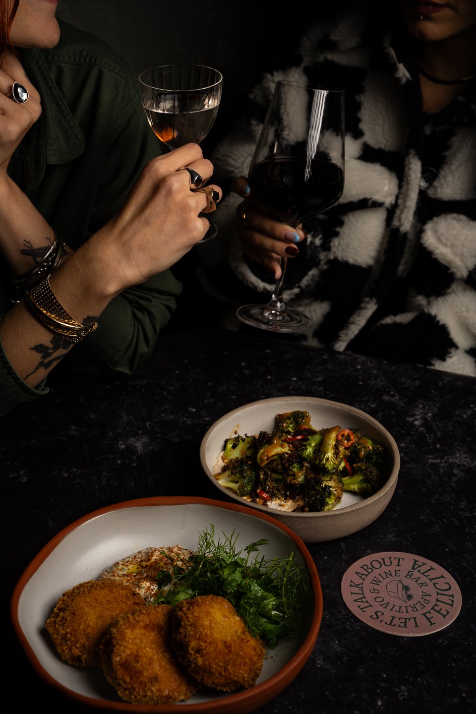 Fish cakes και σαλάτα με μπρόκολο, δύο από τα νέα πιάτα του Felicità στο Ρουφ.