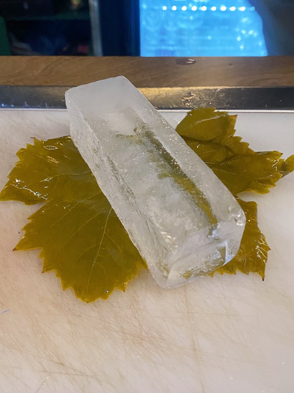 Ο πάγος τυλίγεται με αμπελόφυλλο. 