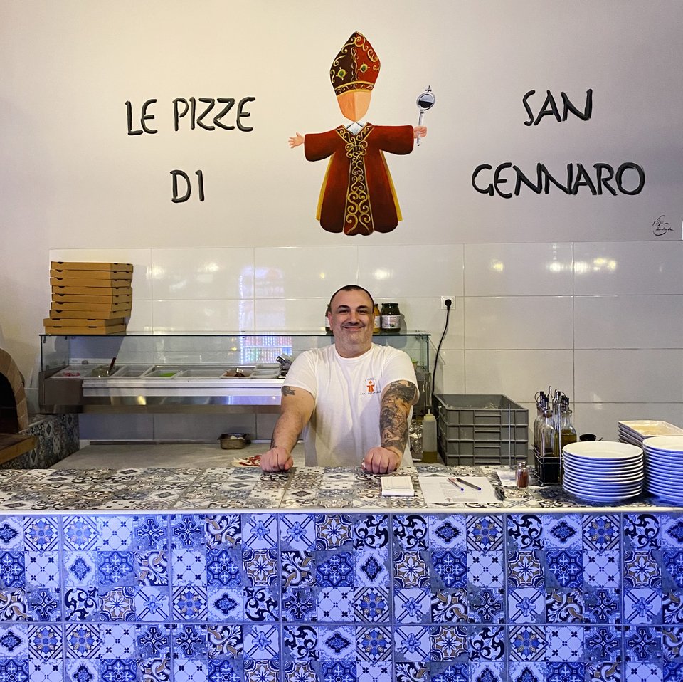 Ο Μάρκος Τζεναμπόνι στην open space κουζίνα της ολοκαίνουργιας pizzeria «Le Pizze di San Gennaro» στη Νέα Σμύρνη/ Φωτογραφία: Μάνος Λειβαδάρος/iefimerida