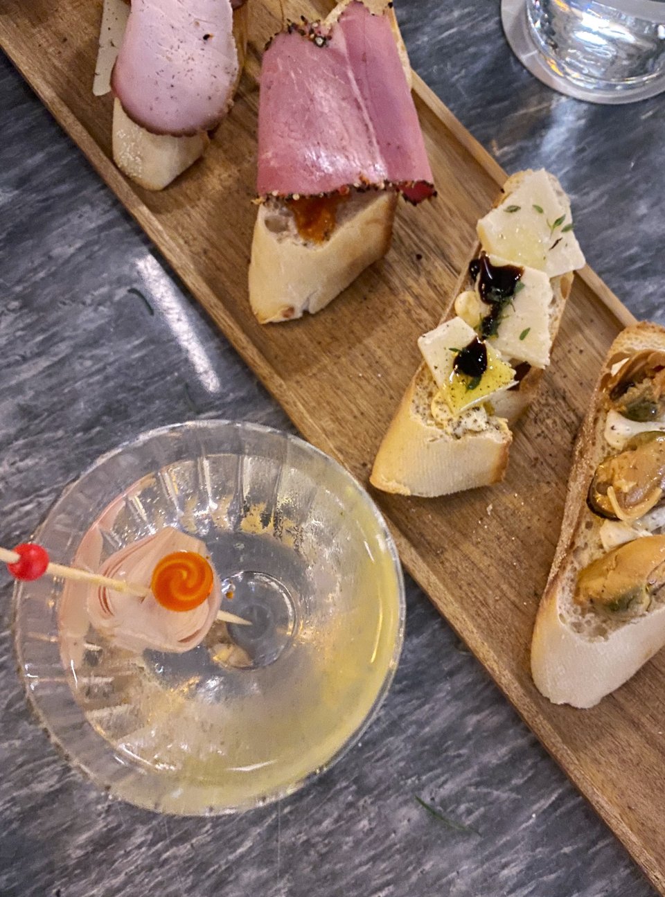 Τα Cicchetti, οι βενετσιάνικες μπρουσκέτες, συνοδεύουν άψογα το martini. 