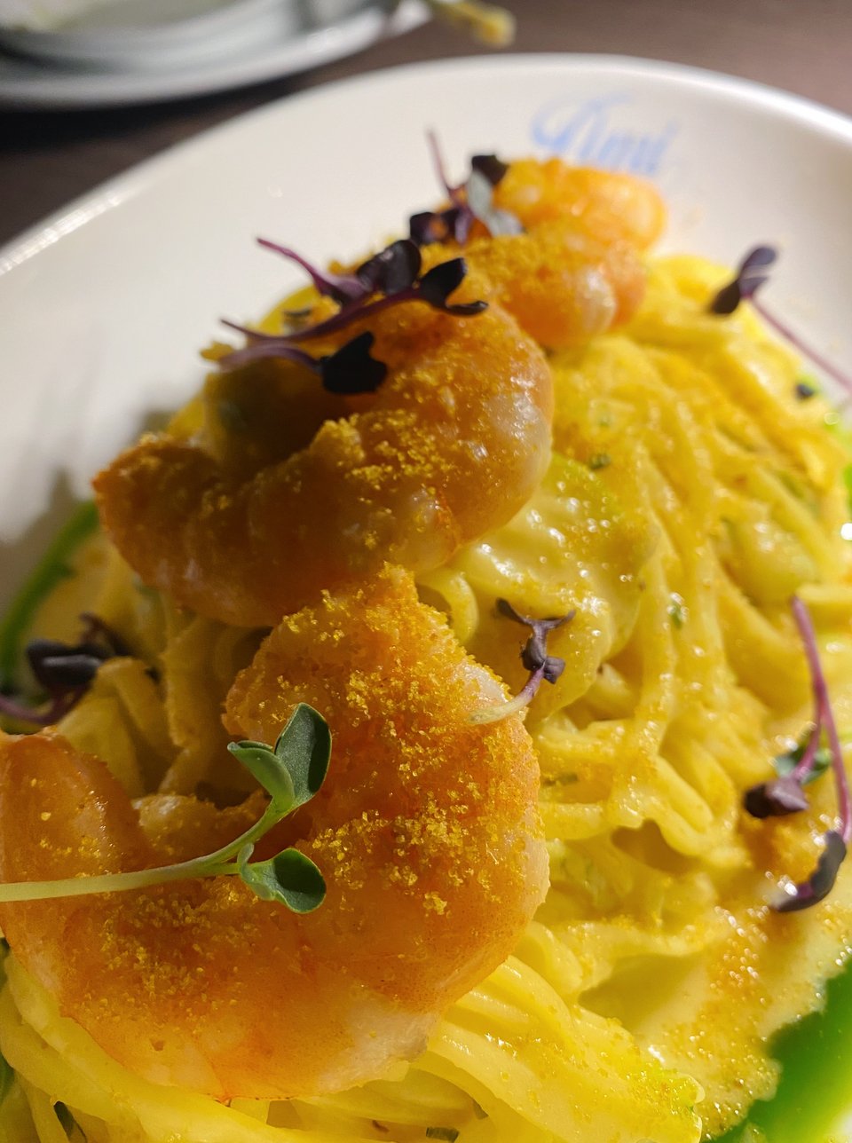 Ταλιολίνι με γαρίδες, ζωμό σαφράν, κολοκύθι και αυγοτάραχο, ένα από τα νέα signature πιάτα με pasta του Ami  / Φωτογραφία: Μάνος Λειβαδάρος/iefimerida 