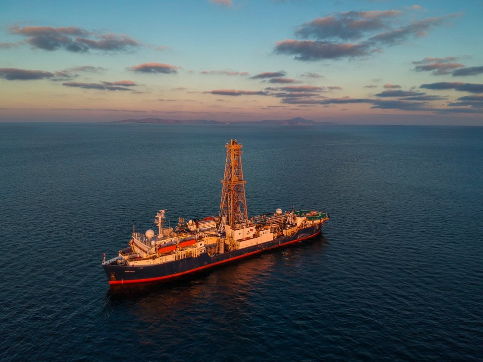 Φωτογραφία του γεωτρύπανου JOIDES Resolution βόρεια του ηφαιστείου της Σαντορίνης. Copyright: Thomas Ronge