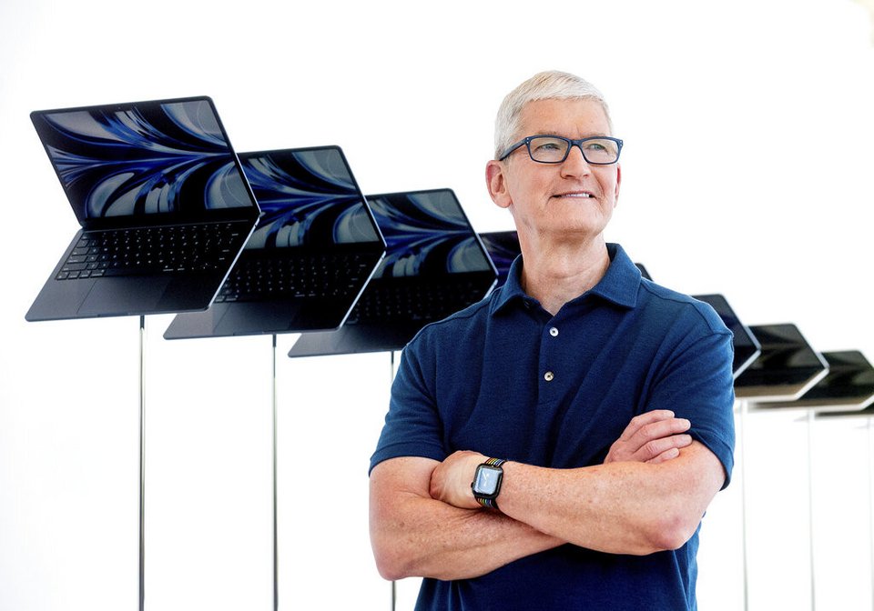 Ο Tim Cook στέκεται μπροστά σε μια σειρά νέων υπολογιστών Apple MacBook Air