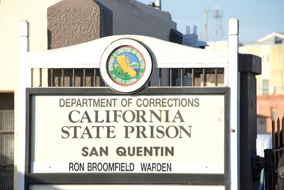 Πινακίδα της κρατικής φυλακής του San Quentin στην είσοδο της Ανατολικής Πύλης.