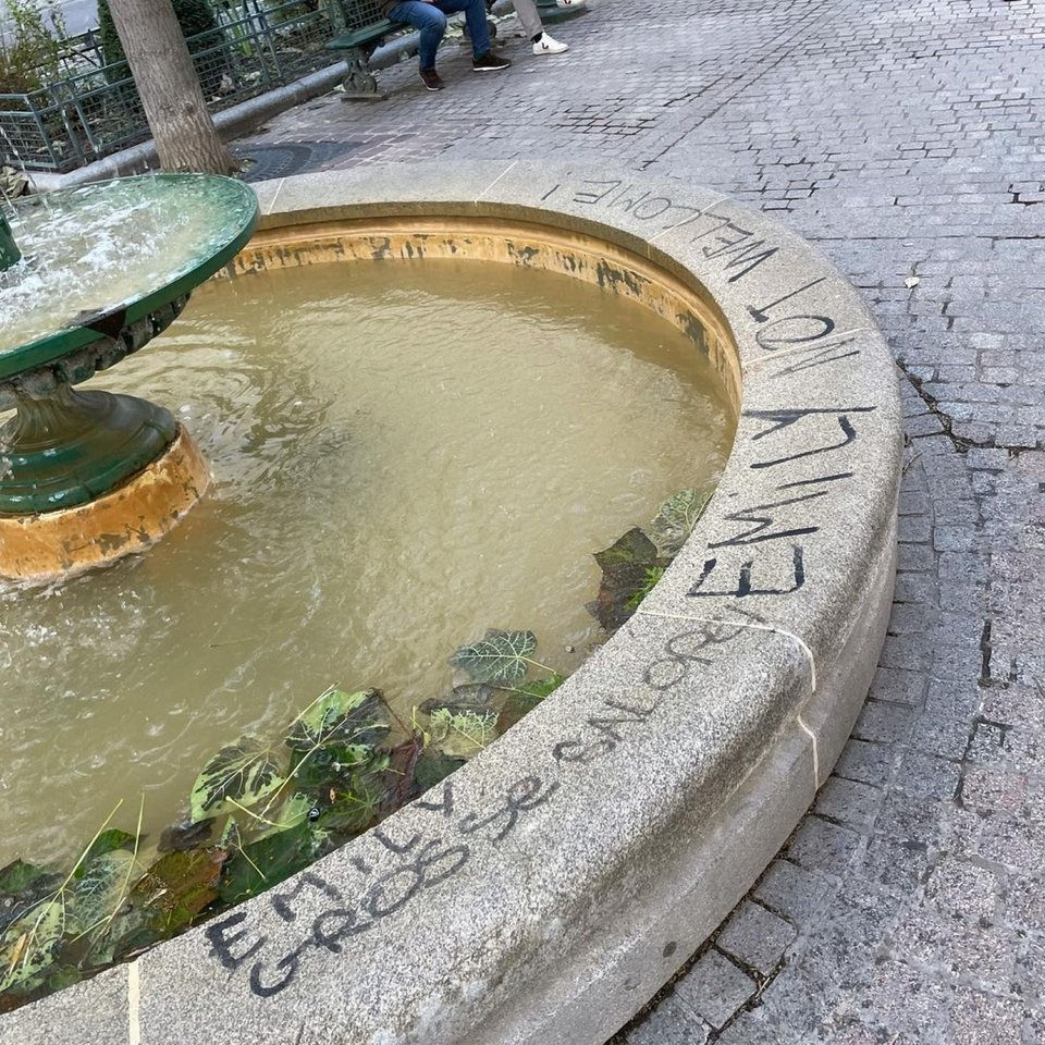 Η Έμιλυ δεν είναι ευπρόσδεκτη στο Παρίσι