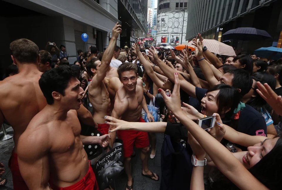  Mοντέλα της Ambercrombie &amp; Fitch σε εγκαίνια υποκαταστήματος της εταιρείας το 2012