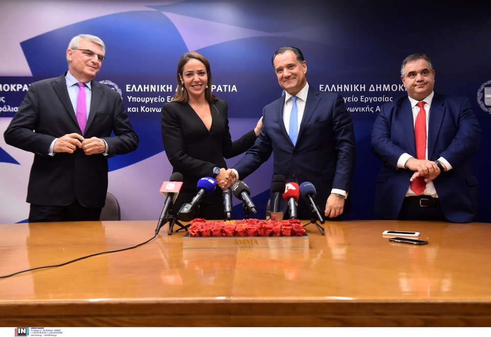 Η Δόμνα Μιχαηλίδου παραλαμβάνει το υπουργείο Εργασίας από τον Άδωνι Γεωργιάδη / Φωτογραφία: Intimenews/ΖΑΧΟΣ ΓΙΩΡΓΟΣ