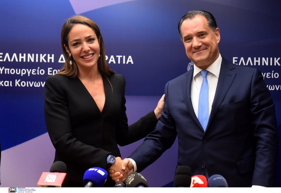 Η Δόμνα Μιχαηλίδου παραλαμβάνει το υπουργείο Εργασίας από τον Άδωνι Γεωργιάδη / Φωτογραφία: Intimenews/ΖΑΧΟΣ ΓΙΩΡΓΟΣ