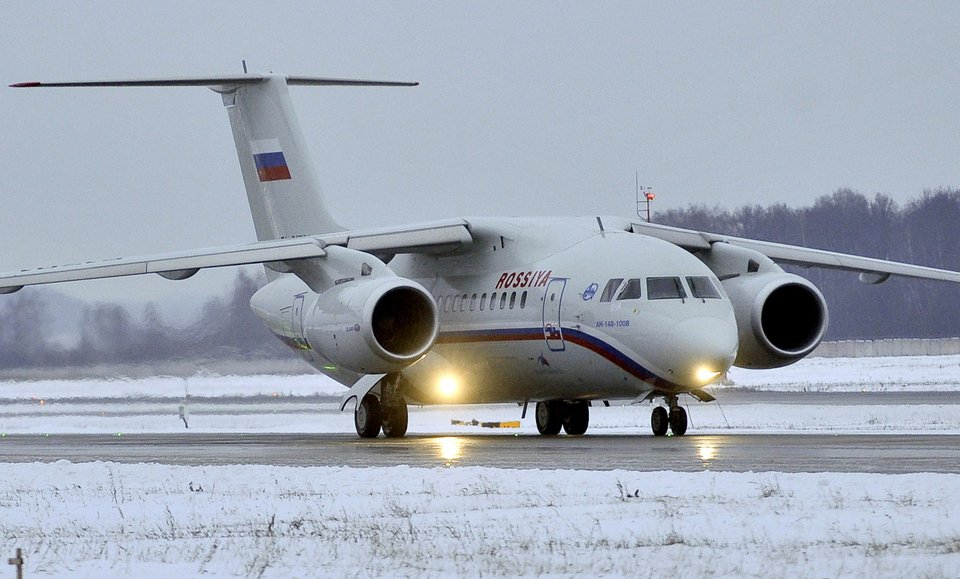 Αεροσκάφος Antonov προσγειώνεται σε αεροδιάδρομο με χιόνι / Φωτογραφία: AP Photo-Mitya Aleshkovsky
