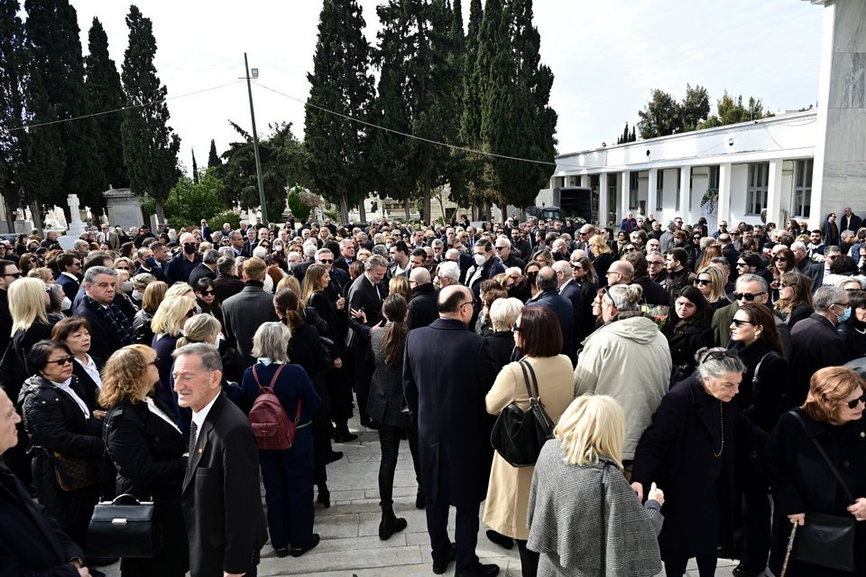 Πλήθος κόσμου στο Α' νεκροταφείο για την κηδεία της Αιμιλίας Γερουλάνου