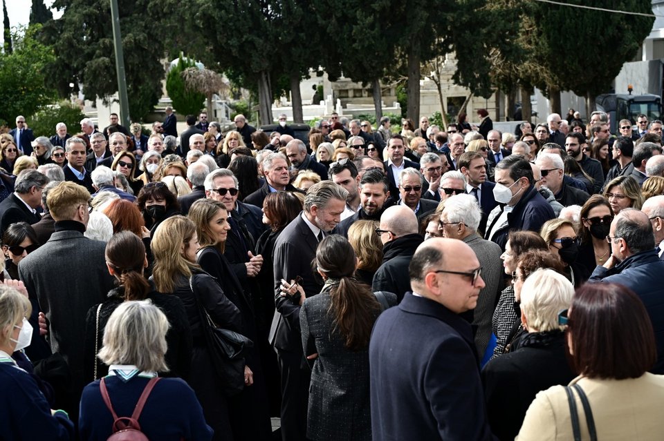 Πλήθος κόσμου στο Α' νεκροταφείο για την κηδεία της Αιμιλίας Γερουλάνου